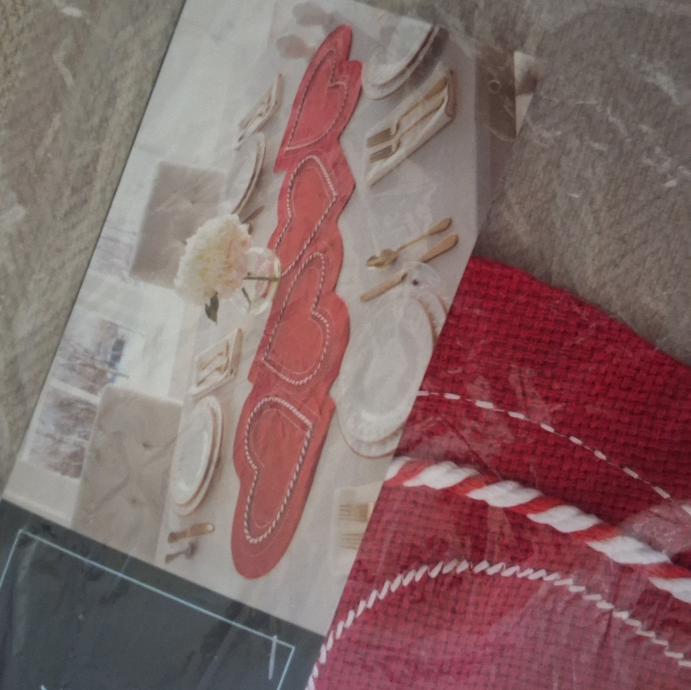 NWT CYNTHIA ROWLEY Red Hearts Table Runner - Picture 3 of 9